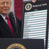 L'annonce des nouveaux tarifs de douane par Donald Trump le 2 avril dernier avait provoqué un vent de panique chez les partenaires commerciaux des Etats-Unis (archives). KEYSTONE/AP/Mark Schiefelbein